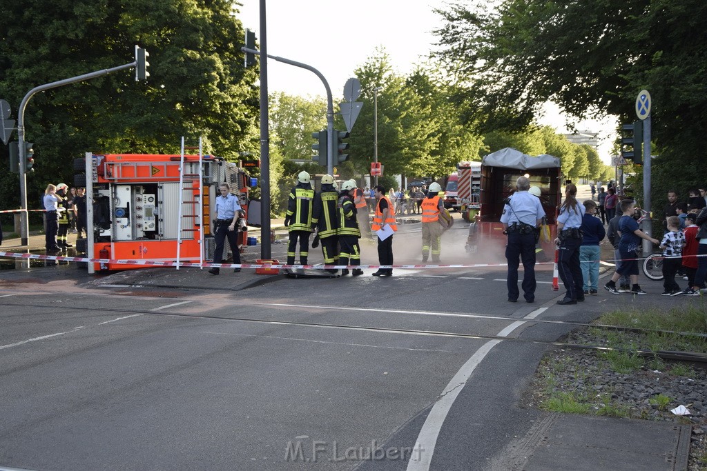 TLF 4 umgestuerzt Koeln Bocklemuend Ollenhauer Ring Militaerringstr P056.JPG - Miklos Laubert